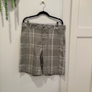 Ping Men’s Golf Shorts Size 34 Plaid Grey and White Design 10 inch Inseam